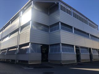 外壁金属サイディングで安心!三階建て駐輪場