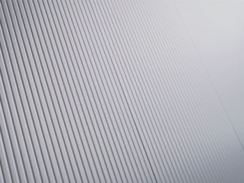 落ち着きのあるソリッドカラーと ダークメタリックカラーの計5⾊を追加