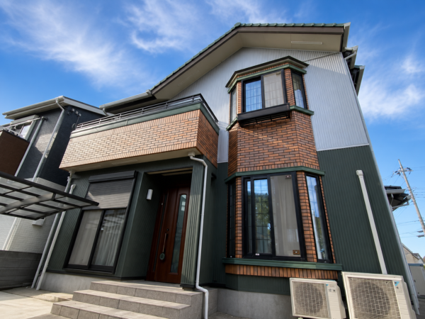 【越谷市】劣化した外壁を金属サイディングで美観を高めた住まいに