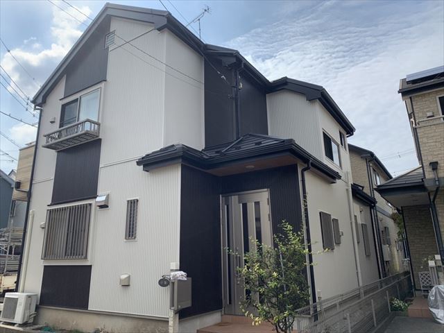 屋根金属カバー、外壁金属カバー、ﾍﾞﾗﾝﾀﾞと玄関の軒天貼り替えでゴージャスさUP！