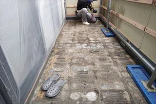 既存タイル撤去