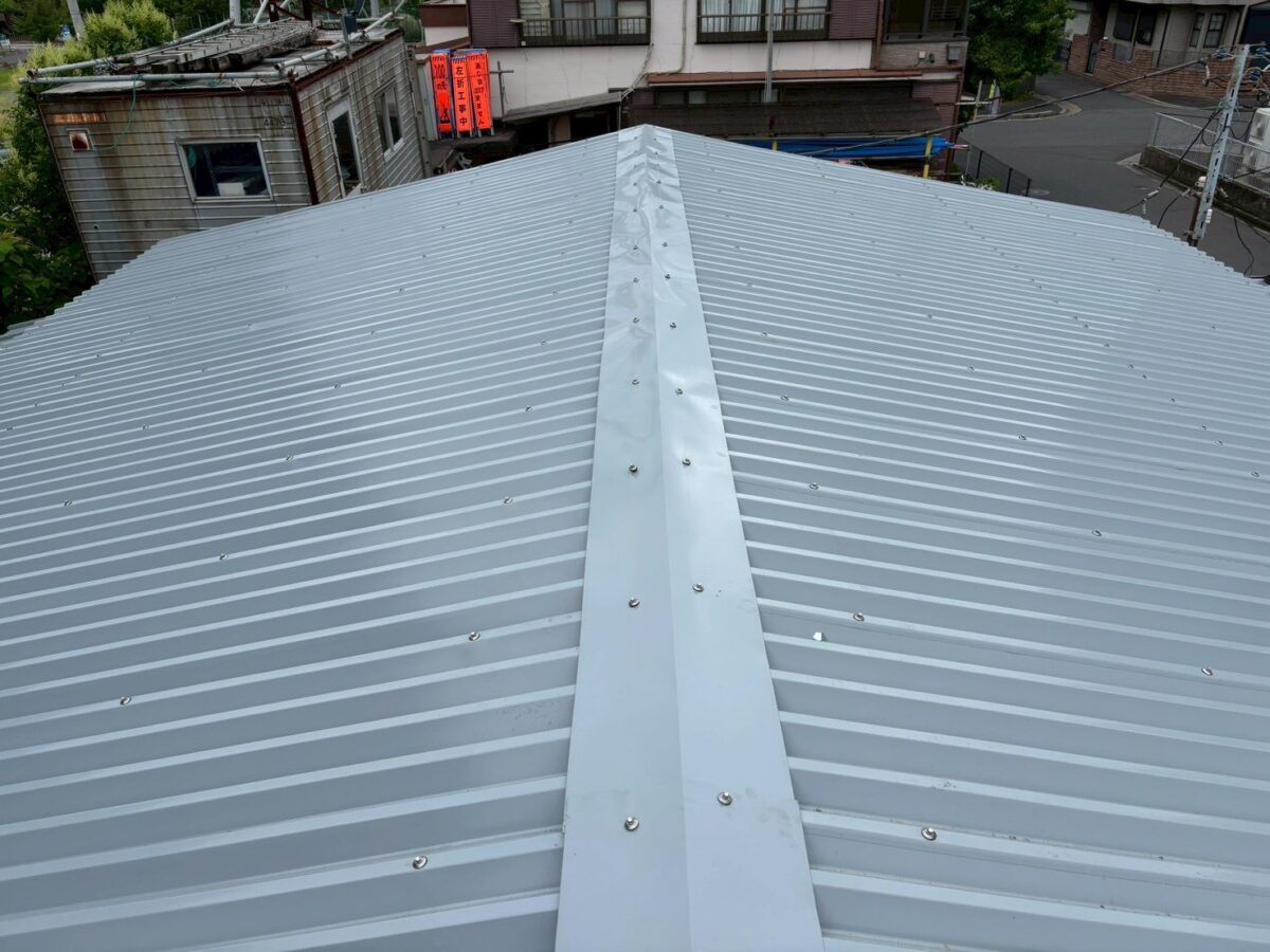 事務所の屋根に合ったカバー工法と色褪せない機能美