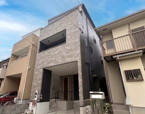 【越谷市】石の意匠と色彩が奏でる重厚なモダンスタイル